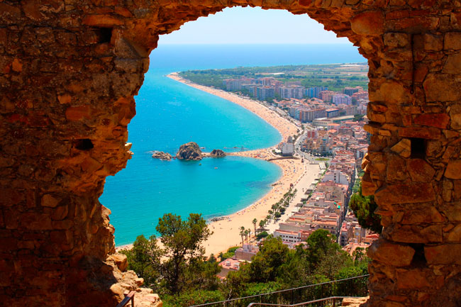 L'Aeroport de Girona és l'aeròdrom més proper a la Costa Brava. 