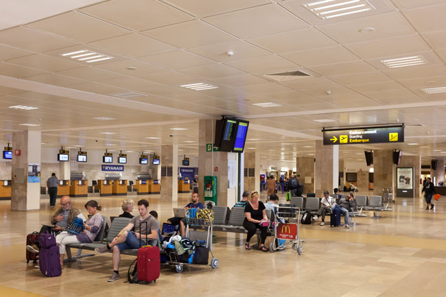 Girona-Costa Brava Airport has a single terminal with a couple of levels.