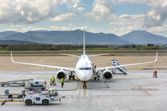 El Aeropuerto de Girona-Costa Brava cuenta con una pista de aterrizaje.